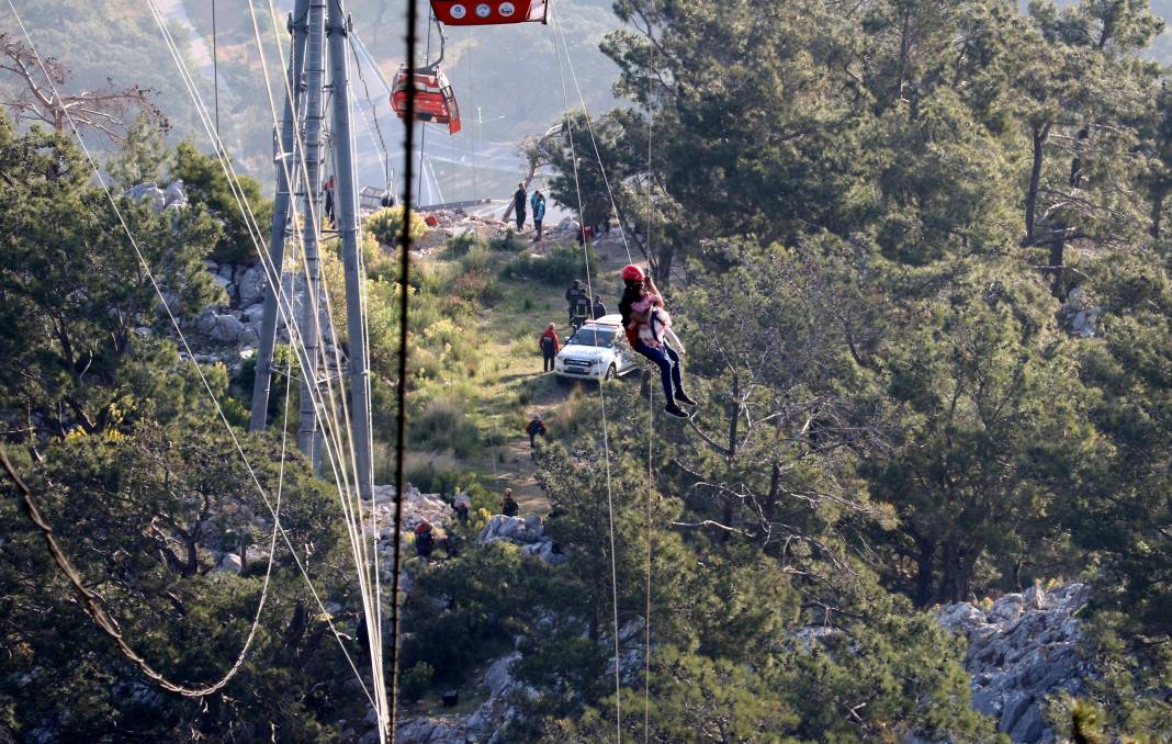 Antalya'daki Teleferik Kazasından Nefes Kesen Görüntüler! Beşik Gibi Sallanan Kabinlerde Metrelerce Yükseklikte Zamanla Yarış 17